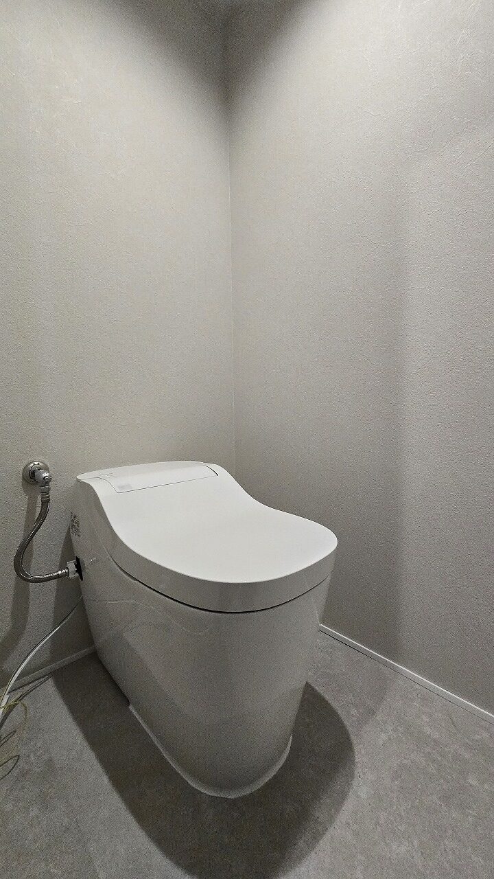 エクセレンス三萩野 温水洗浄便座を備えたトイレ