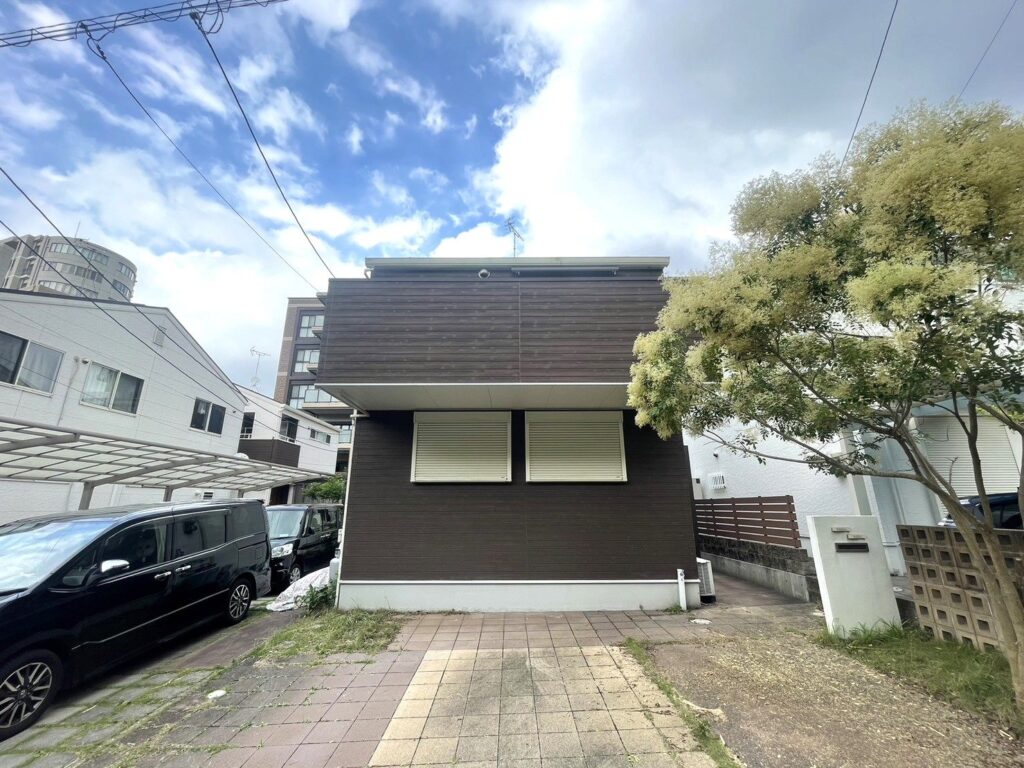 八幡西区西王子町 中古戸建 西側公道から見た外観とカースペース