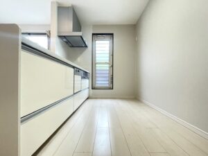 八幡西区西王子町 中古戸建 キッチンの背面スペースと窓