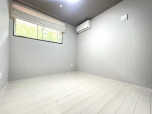 八幡西区西王子町 中古戸建 グレーのアクセントクロスのある洋室