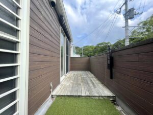 八幡西区西王子町 中古戸建 目隠しフェンスのあるウッドデッキ