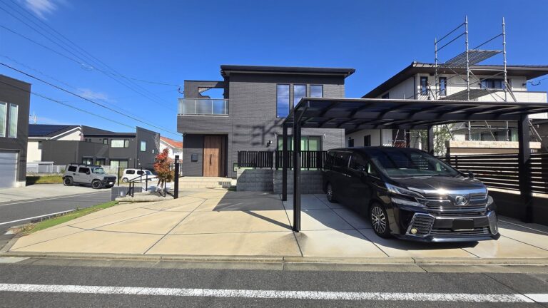 若松区塩屋4丁目 中古戸建 カーポート付きの外観と前面道路