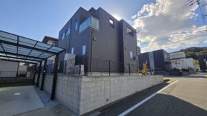若松区塩屋4丁目 中古戸建 側面から見た外観と敷地