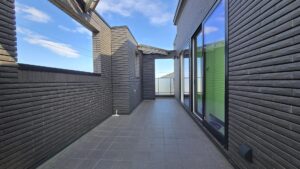 若松区塩屋4丁目 中古戸建 タイル敷きのルーフバルコニー