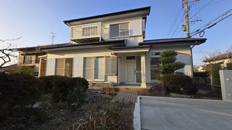 千代2丁目 中古戸建 庭側から見た外観と玄関ポーチ