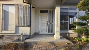 千代2丁目 中古戸建 タイル敷きの玄関ポーチ