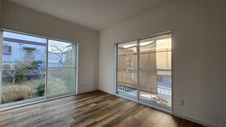 千代2丁目 中古戸建 2面の窓から庭が見える洋室