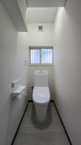 千代2丁目 中古戸建 温水洗浄便座を備えたトイレ